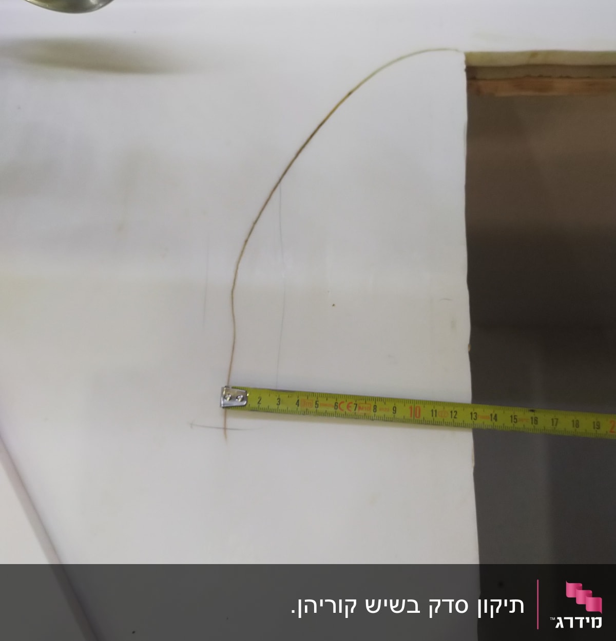 משטח שיש לבן עם סרגל מדידה צהוב